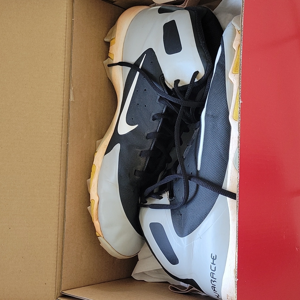 High top baseball cleats